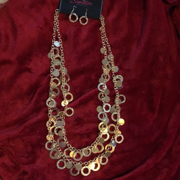 Gold and Crystal Necklace and earrings set - Picture 3 of 7